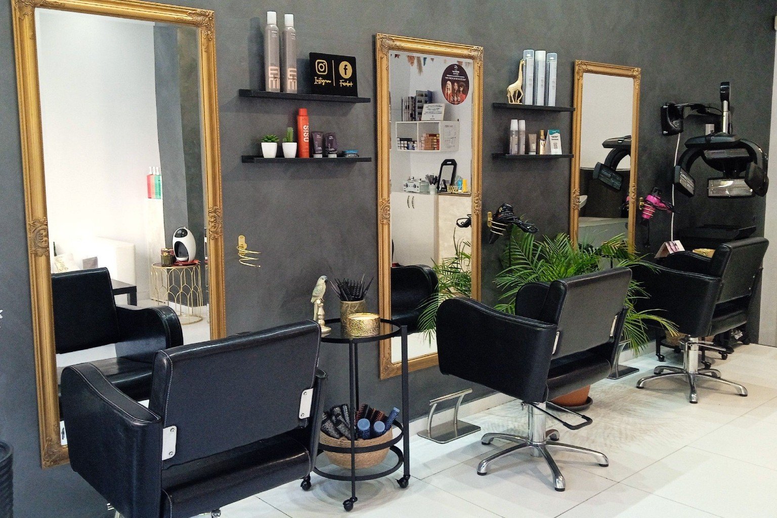 Zona principal de peluquería en Rose's Beauty Salón